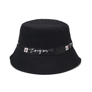 Bob noir unisexe en sergé de coton avec ruban imprimé tendance au style streetwear chic