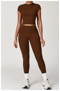 Dettaglio del set yoga mocha con leggings a vita alta e crop top a maniche corte