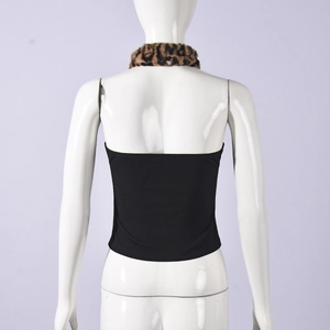 Dettaglio del top a fascia nero in maglia a coste con collo in ecopelliccia leopardata