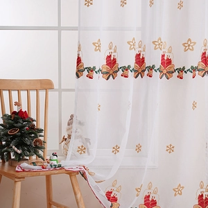 Weißer Weihnachtsvorhang aus Tüll mit festlicher Stickerei aus Kerzen und Glocken