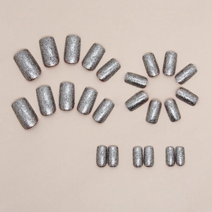 Faux ongles argentés pailletés brillants de forme carrée mi-longue pour un look chic