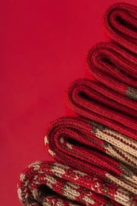 Détail de chaussettes en laine rouge avec motifs de flocon Fair Isle en vue empilée