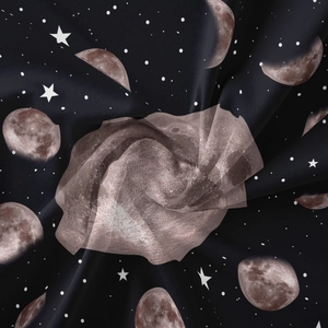 Détail du tissu de la tapisserie bohème phases de lune avec imprimé ciel étoilé et plis