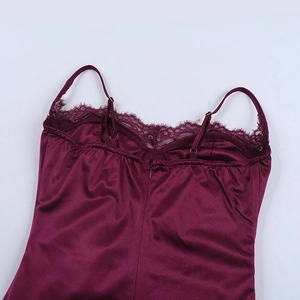 Détail d'une robe en satin bordeaux avec bordure en dentelle et fines bretelles réglables