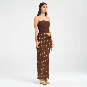 Détail du haut bandeau marron et jupe à pois avec fente latérale et nœud à la taille