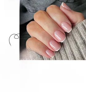 Detailansicht der kurzen eckigen Press-on-Nägel mit rosa Jelly-Basis und weißem French