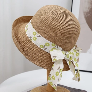 Chapeau de paille français avec ruban de dentelle fleurie et bord roulé pour la plage