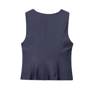 Détail du gilet bleu marine cintré montrant les coutures du dos et la coupe slim
