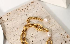 Détail macro du bracelet à grosses mailles plaqué or 18K avec perles baroques