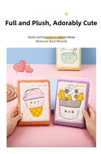 Primer plano de lindo bordado de helado de peluche con suave textura de piel sintética