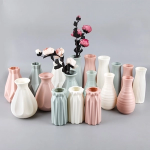 Grille détaillée de vases nordiques en plastique aux couleurs Morandi et textures
