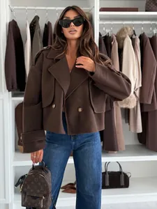 Detailansicht des dunkelbraunen Wollmantels mit breitem Revers und Oversize-Silhouette