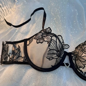 Soutien-gorge push-up en dentelle noire brodée avec fleurs et pendentif cœur