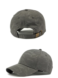 Detalle de gorra de béisbol de camuflaje gris oscuro con hebilla metálica y seis paneles