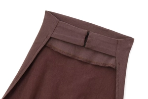 Dettaglio della trama del tessuto twill marrone scuro su un top all'americana senza maniche