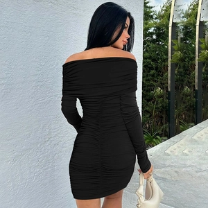 Dettaglio della trama arricciata nera e della manica a spalle scoperte sul vestito attillato