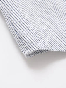 Détail du tissu à rayures bleues et blanches avec de subtils fils métalliques brillants