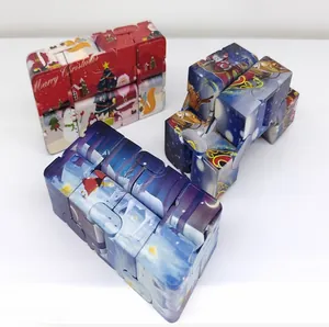 Dettaglio dei cubi infiniti natalizi con stampe di Babbo Natale e renne festive
