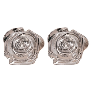 Paire symétrique de boucles d'oreilles roses argentées avec lustre métallique sur fond blanc