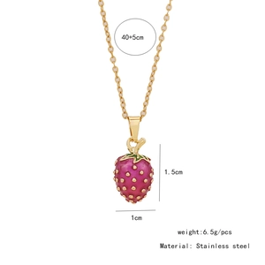 Détail du pendentif fraise violette en acier inoxydable avec dimensions de la chaîne