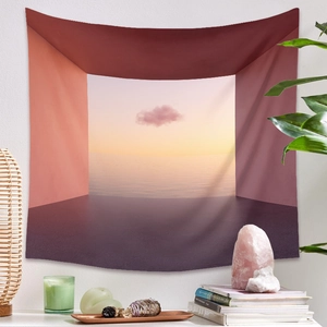 Détail d'une tapisserie de paysage surréaliste avec nuages roses sur un mur blanc