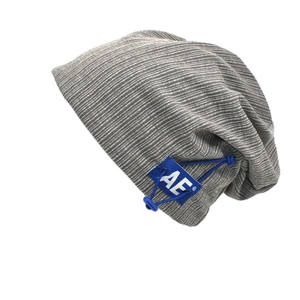 Détail du bonnet gris côtelé avec cordon bleu réglable et patch logo AE sport