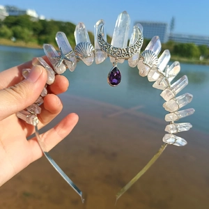 Details des Kristall-Kronen-Haarbands mit silbernen Seesternen und lila Anhänger