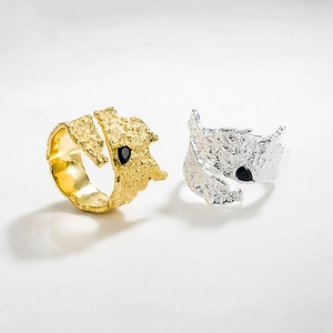 Minimalist S925 sterling silver ruffled texture ring with a black teardrop gemstone detail