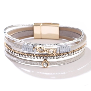 Dettaglio del bracciale multistrato con simbolo dell'infinito e chiusura magnetica