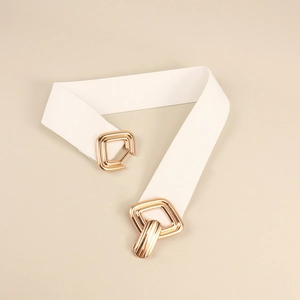 Détail de la boucle métallique dorée entrelacée sur une ceinture élastique blanche