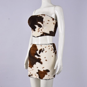Detailansicht aus Samt-Bandeau-Top und Minirock-Set mit braunem Kuhmuster-Struktur-Design