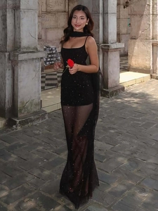 Robe noire à paillettes moulante avec jupe en tulle transparent et fines bretelles