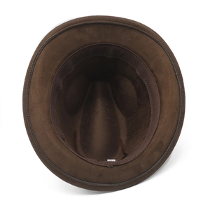 Détail de l'intérieur du chapeau en daim marron avec ruban réglable et bandeau