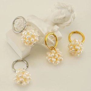 Boucles d'oreilles créoles plaquées or 18 carats et argent avec perles irrégulières