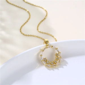 Élégant collier doré avec un pendentif couronne en zircon sur une céramique blanche pure