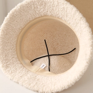 Détail de l'intérieur du chapeau bob en peluche montrant le bandeau et le cordon réglable