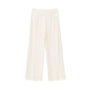 Dettaglio dei pantaloni larghi bianco crema da donna in tessuto plissettato testurizzato