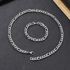 Vista macro del set di gioielli Figaro in argento con collana lucida e maglie del bracciale