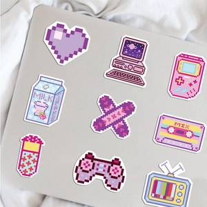Autocollants pixel art Y2K avec électronique rétro rose sur un ordinateur