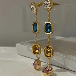 Boucles d'oreilles pendantes en or avec pierres précieuses carrées colorées et design frangé