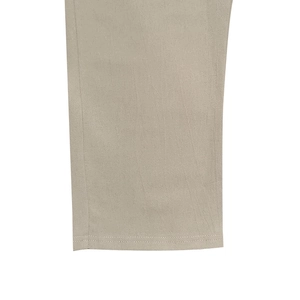 Gros plan de l'ourlet du pantalon en lin kaki montrant la texture fine et la double couture