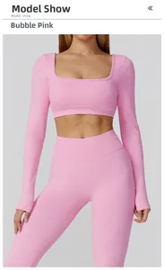 Détail de l'ensemble de yoga sans couture rose bulle avec legging et haut à manches