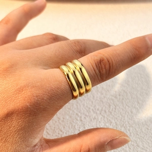 Anello minimalista in acciaio inossidabile dorato a strati mostrato sul dito lucido