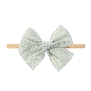 Détail du bandeau à nœud en dentelle vert clair pour bébés avec bande en nylon