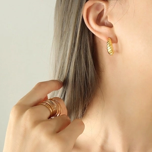 Vergoldete Croissant-Creolen im französischen Stil und minimalistische Ringe am Model