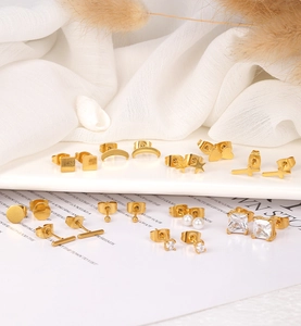 Exquisite 18K gold-plated earring set with geometric shapes, pearls and sparkling zircons