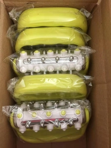 Détail des rouleaux de massage manuels jaunes avec billes métalliques en emballage