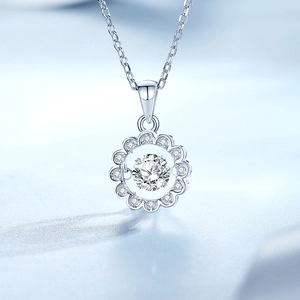Sparkling S925 silver daisy necklace featuring a vibrant central diamond pendant