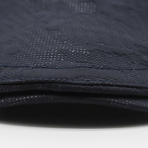Macro del tessuto a rete traspirante e dettaglio della doppia cucitura su cappello alla moda