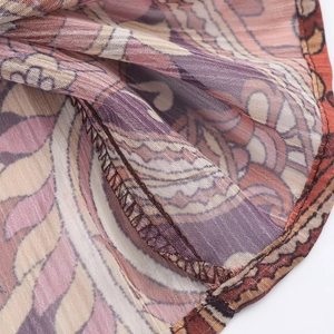 Robe longue bohème en mousseline avec motif paisley, volants étagés et détails rouge rouille